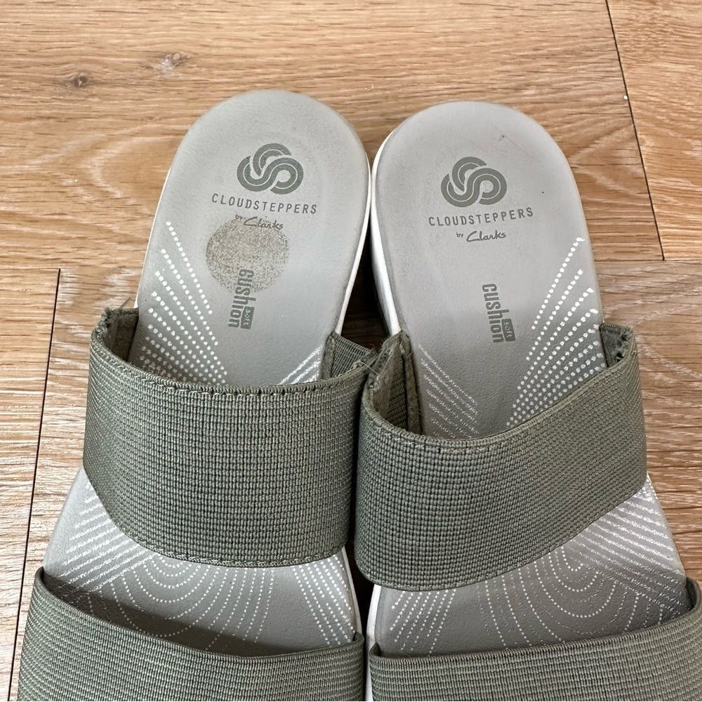 Clarks Women’s Gray Slip On Sandals - Picture 7 of 12